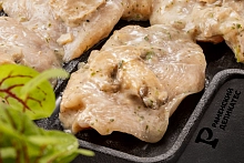 Филе грудки цыпленка в сливочно-грибном соусе