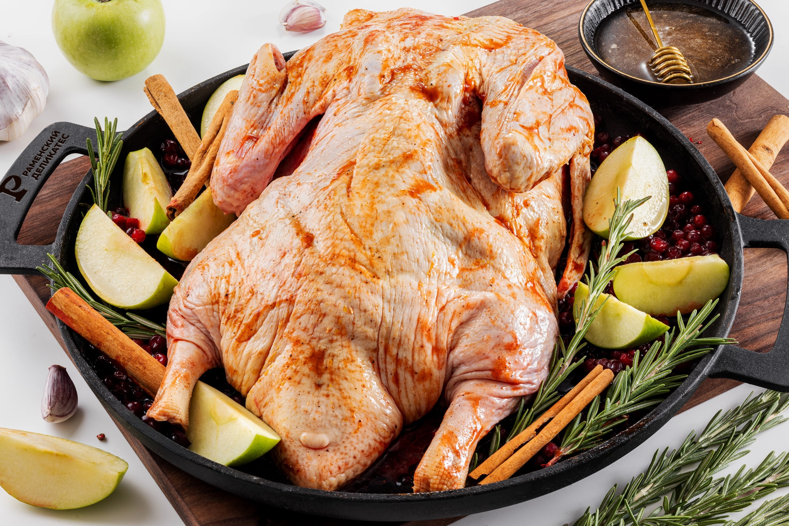 Тушка утки в маринаде Яблоко с медом охлажденная